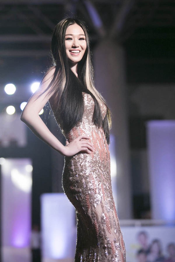 Khánh My tôn vòng 3 sexy với đầm xuyên thấu ảnh 9
